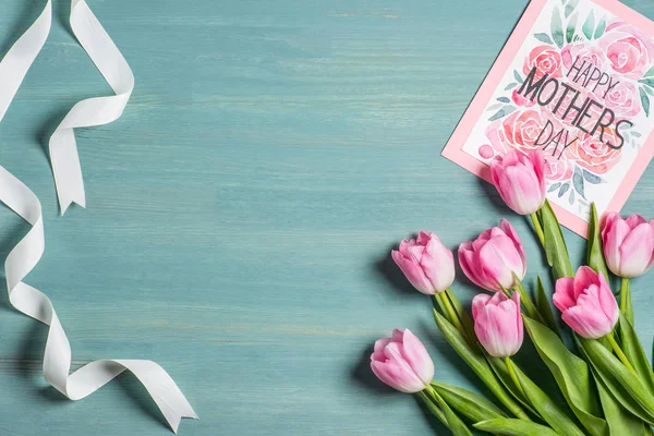Muttertagskarte und Tulpen — Stockfoto