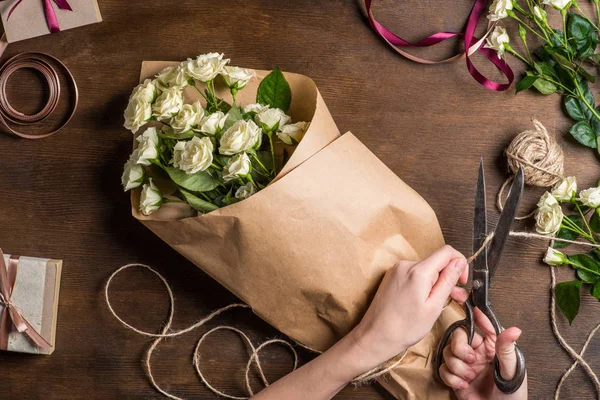 Hands cutting rope — Stock Photo, Image