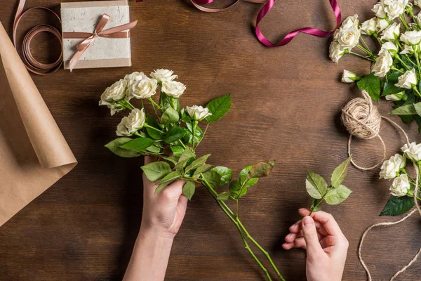 Handen met rozen — Stockfoto