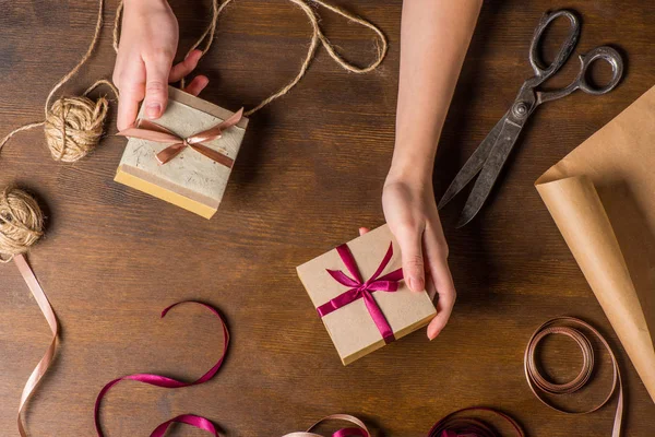 küçük hediyeler holding eller