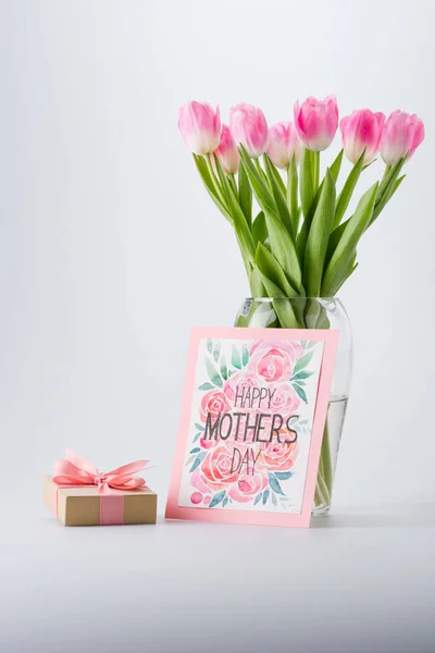 Tulpen, briefkaart en cadeau — Stockfoto