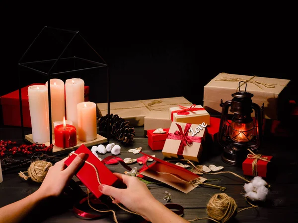 Hands packing gift — Stock Photo