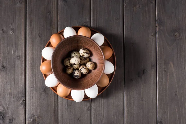 Chicken and quail eggs — Stock Photo