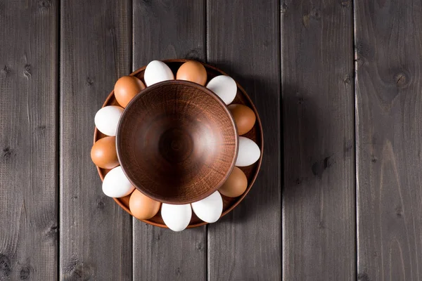 Куриные яйца на тарелке — стоковое фото
