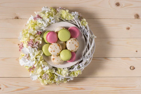 Deliciosos macarones y flores — Stock Photo