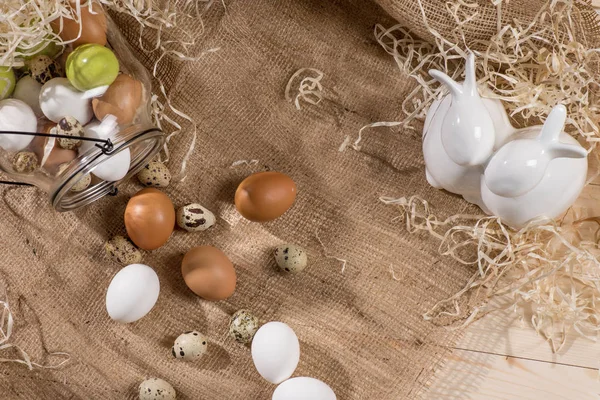 Quail and chicken eggs — Stock Photo