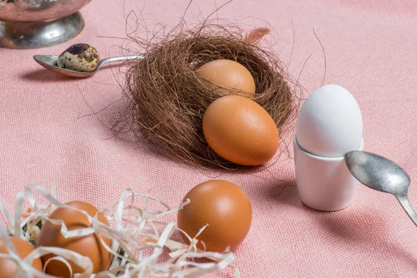 Huevos de pollo y cubiertos viejos - foto de stock