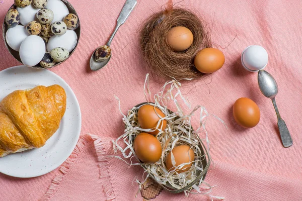 Chicken and quail eggs — Stock Photo