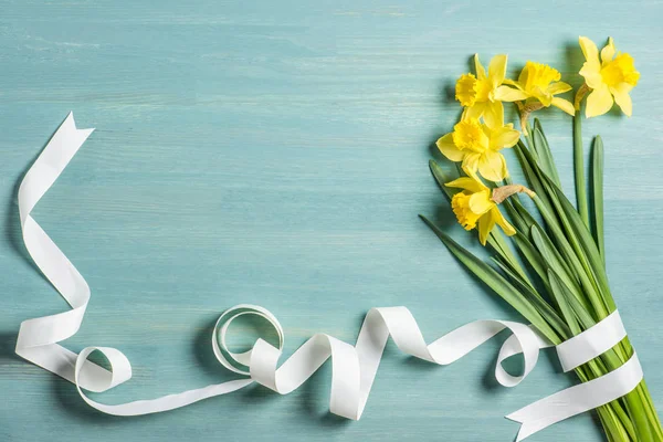 Yellow daffodils and ribbon — Stock Photo