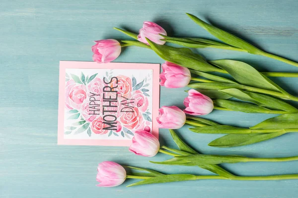 Tarjeta de día de las madres y tulipanes - foto de stock