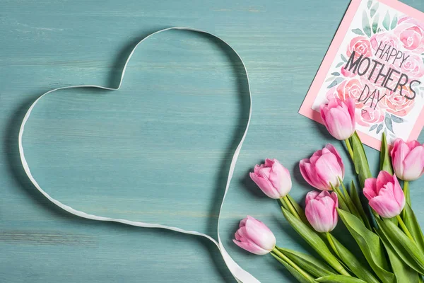 Tarjeta de día de las madres y tulipanes - foto de stock
