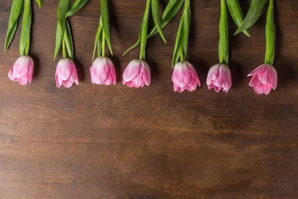 Tulipas cor-de-rosa na mesa — Fotografia de Stock