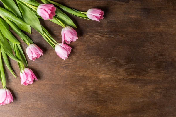 Tulipanes rosados en la mesa - foto de stock