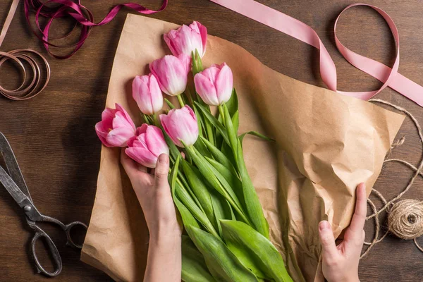 Розовые тюльпаны в руках — стоковое фото