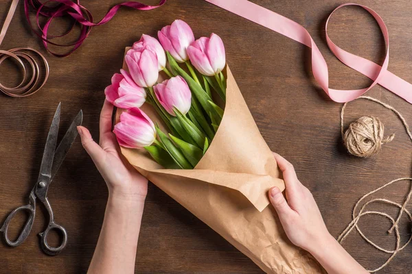 Mains tenant bouquet de tulipes — Photo de stock