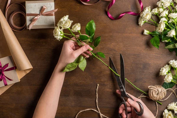 Manos rosas de corte - foto de stock