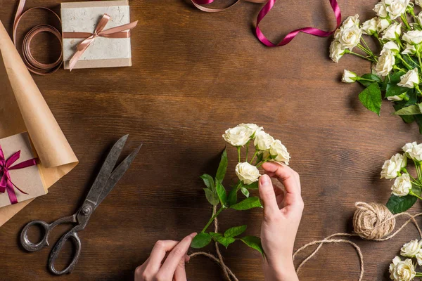 Manos sosteniendo rosas - foto de stock