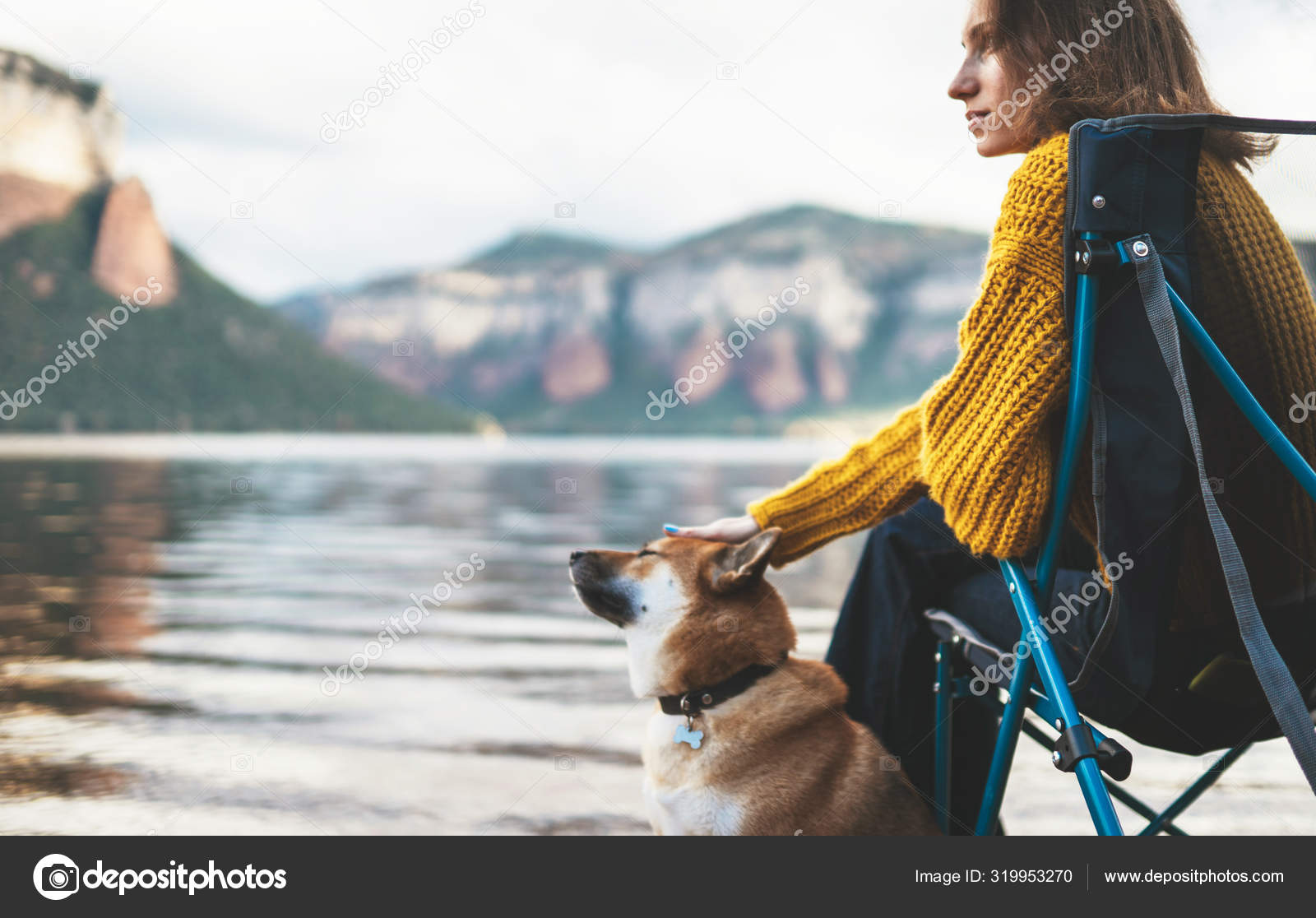 観光客は一緒に山の風景の上に犬をリラックスし 女性は湖の海岸自然旅行でペットの残りの部分を抱擁すると思う ストック写真 C Savenkomasha Gmail Com 観光客は一緒に山の風景の上に犬をリラックスし 女性は湖の海岸自然旅行でペットの残りの部分を抱擁すると思う ストック写真 C Savenkomasha Gmail Com