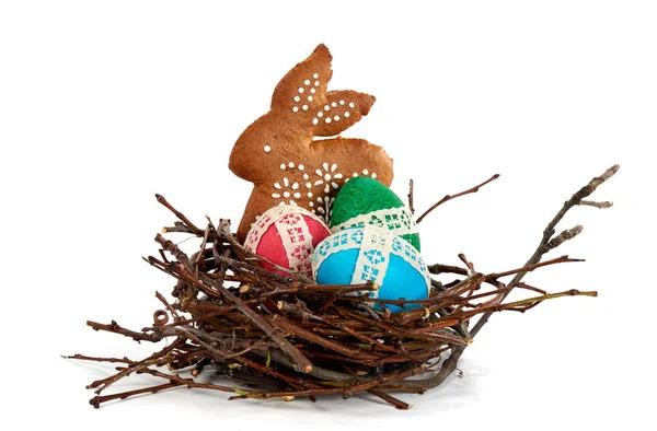 Conejito de Pascua y huevos en el nido — Foto de Stock