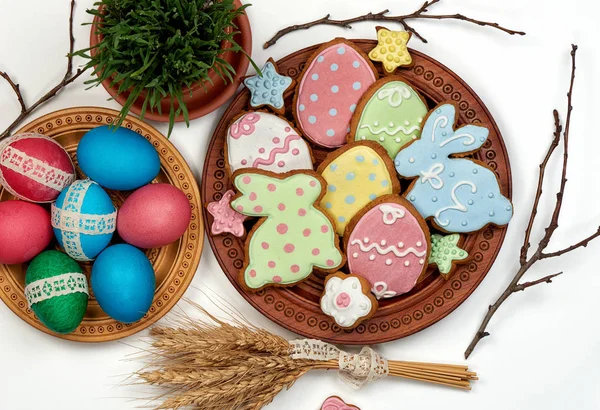 Huevos de Pascua y pan de jengibre de Pascua en platos de madera — Foto de Stock