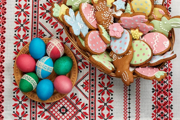 Easter eggs in wooden plate on the towel — Stock Photo, Image