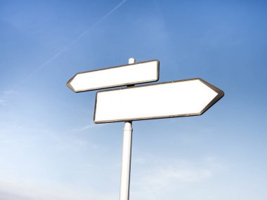 Mavi arkaplan ile yol işareti