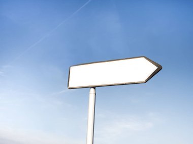 Mavi arkaplan ile yol işareti