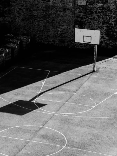 Μαύρο Και Άσπρο Αστικό Γήπεδο Μπάσκετ — Φωτογραφία Αρχείου