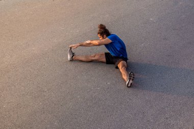 Genç adam koşmadan önce geriniyor