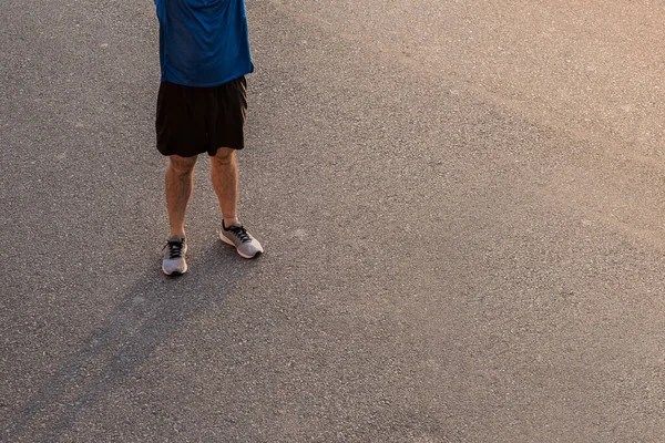 Jovem Streching Antes Correr — Fotografia de Stock