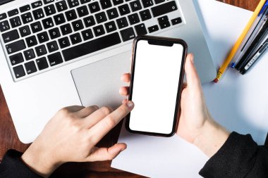 Cep telefonu kullanan eller.