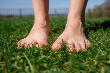 Çimlerin üzerinde ayaklar