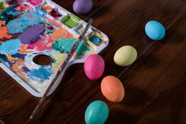 Boya fırçaları ve paskalya yumurtalarıyla palet