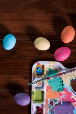 Boya fırçaları ve paskalya yumurtalarıyla palet
