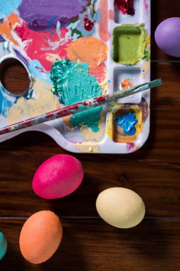Boya fırçaları ve paskalya yumurtalarıyla palet