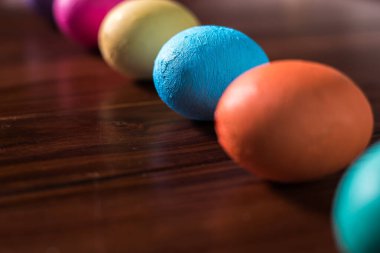 Ahşap arka planda renkli Paskalya yumurtaları