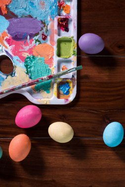 Boya fırçaları ve paskalya yumurtalarıyla palet