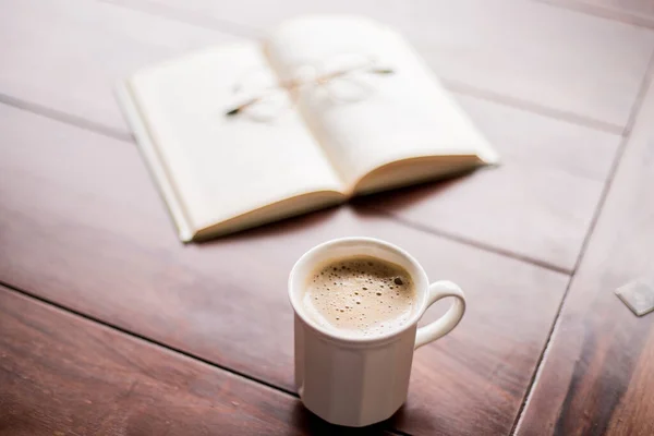 Tasse Kaffee Mit Einem Buch Und Gläsern Hintergrund — Stockfoto
