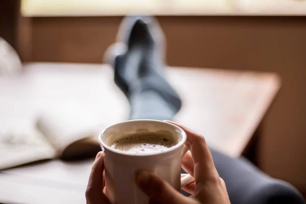 Frau Mit Tasse Kaffee — Stockfoto