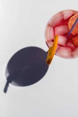 Beyaz arka planda meyveli bir içecek.