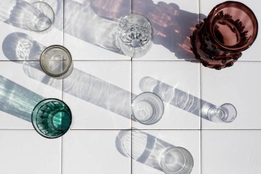 beyaz arkaplanda farklı gözlük