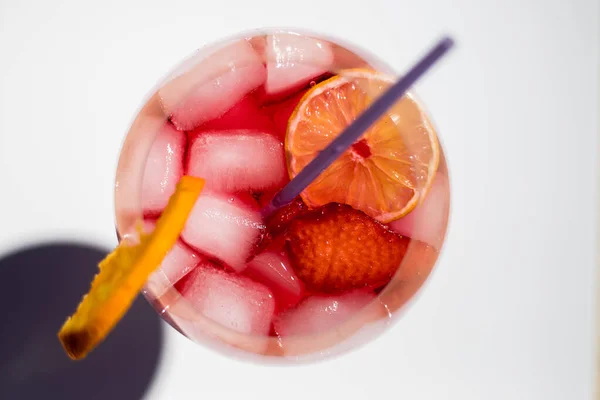 Ein Getränk Mit Früchten Auf Weißem Hintergrund — Stockfoto