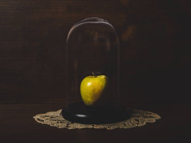 Kristal bir kasenin içinde hayat dolu bir elma