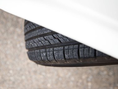 Araba tekerleği yolda.