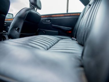 siyah deri klasik araba koltukları.