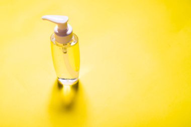 Sarı arka planda bir el dağıtıcı.