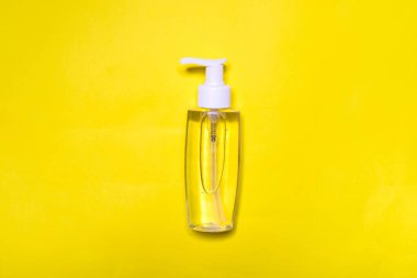 Sarı arka planda bir el dağıtıcı.