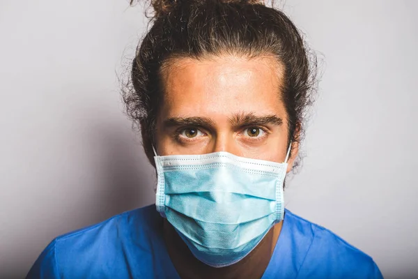 Jovem Enfermeira Câmera Usando Máscara Cirúrgica — Fotografia de Stock