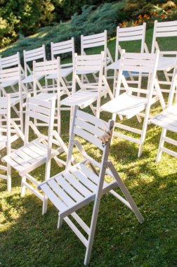 Satır düğün konukları için koltukları