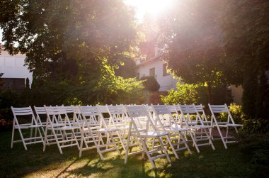 Satır düğün konukları için koltukları